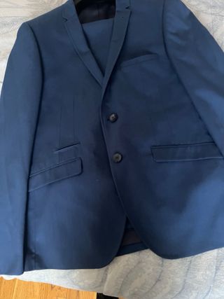 Elegante traje de hombre azul