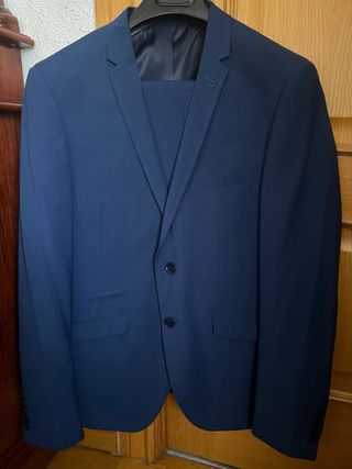 Elegante traje de hombre azul