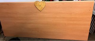 Cabecero de cama de madera con corazón