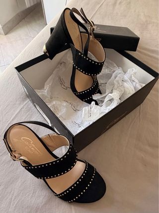 Sandali Gattinoni neri borchiette dorate