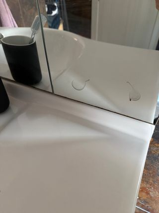 Mueble de baño con espejo y armario. Recoger.