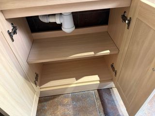 Mueble de baño con espejo y armario. Recoger.