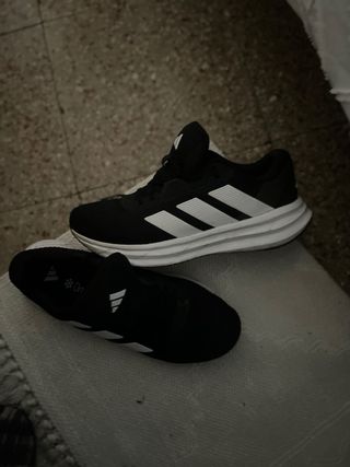 Zapatillas Adidas Negras y Blancas