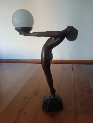 Lámpara Art Decó Figura Mujer Globo
