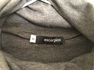 Jersey Escorpion cuello alto gris