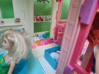 Casa de muñecas Barbie con accesorios