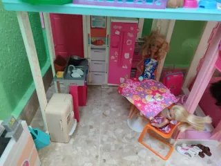 Casa de muñecas Barbie con accesorios