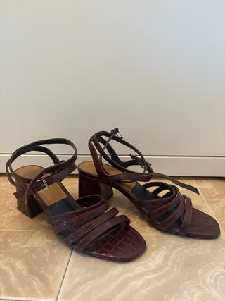 Sandalias granates tacón