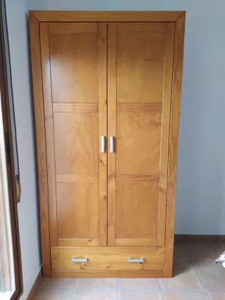 Armario de madera con cajones