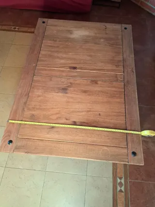 Mesa de centro de madera con cajón