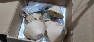 Lámpara de techo beige y dorada