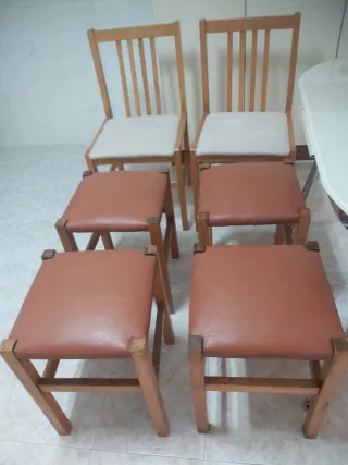 Mesa extensible cristal y sillas madera