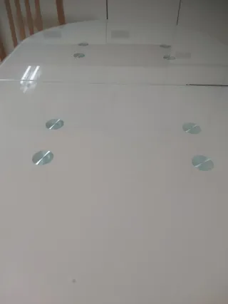 Mesa extensible cristal y sillas madera