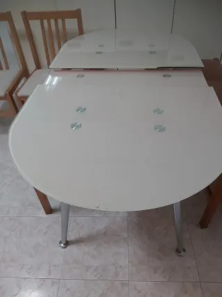 Mesa extensible cristal y sillas madera