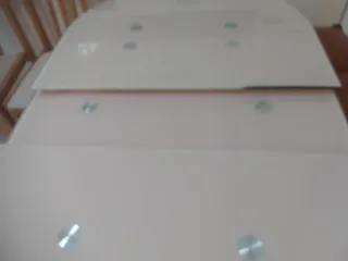 Mesa extensible cristal y sillas madera