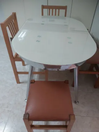 Mesa extensible cristal y sillas madera