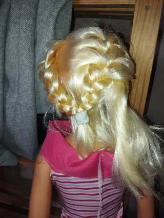 Muñeca con vestido de rayas rosas y ojos azules