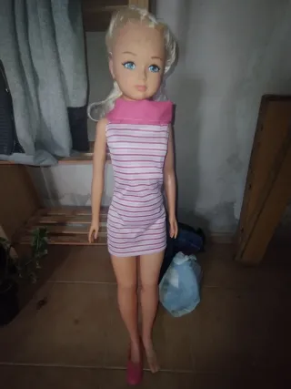 Muñeca con vestido de rayas rosas y ojos azules