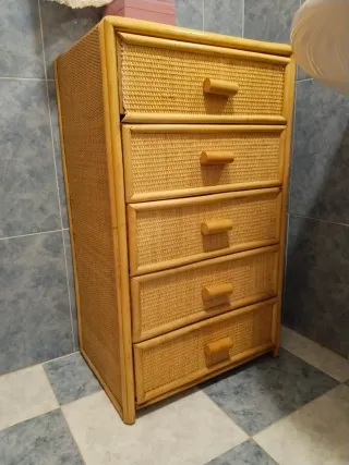 Cómoda de mimbre con 5 cajones