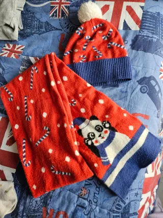 Set Sciarpa e Cappello Panda e Caramelle