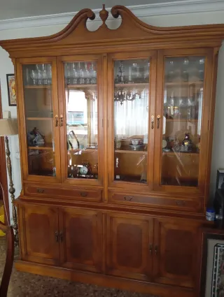 Aparador vitrina salón madera y cristal