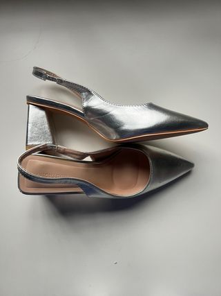 Tacones plateados de punta