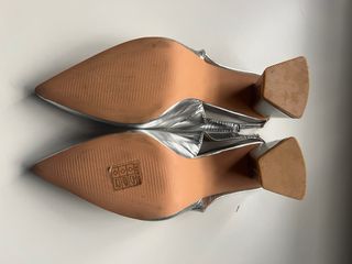 Tacones plateados de punta