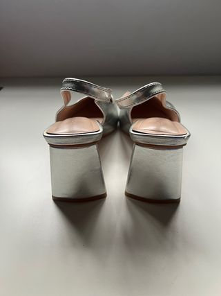 Tacones plateados de punta