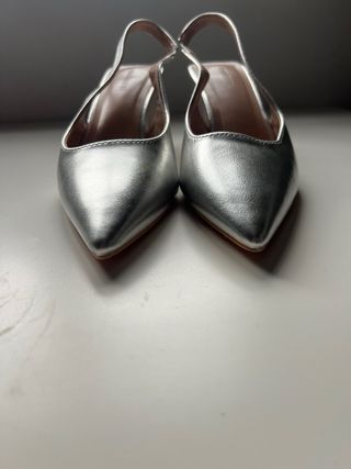 Tacones plateados de punta