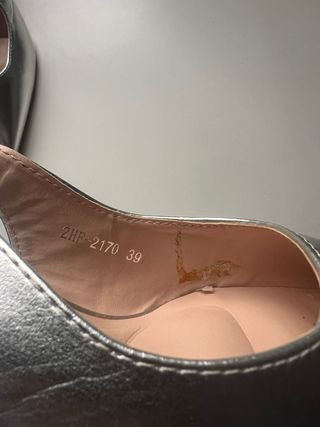 Tacones plateados de punta