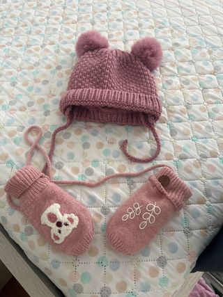 Gorro y manoplas de lana con pompón