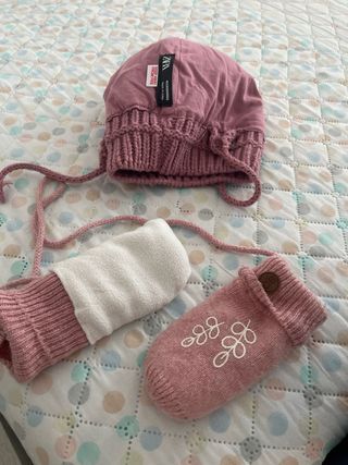 Gorro y manoplas de lana con pompón