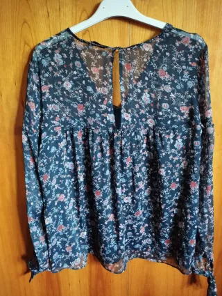 Blusa Bershka flores