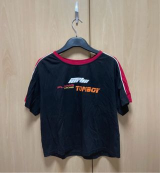 Camiseta Crop Top Negra con Detalles Rojos