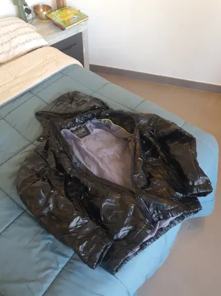 Chaqueta Guess Negra Brillante