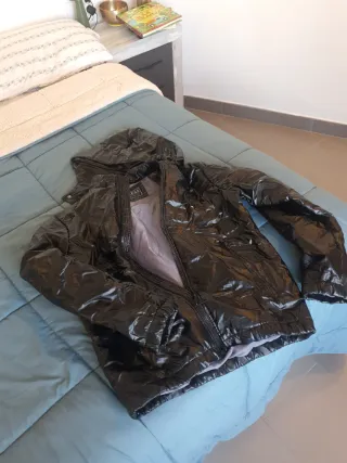 Chaqueta Guess Negra Brillante