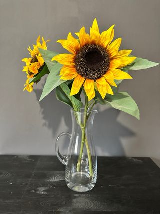 Jarra de cristal con girasoles