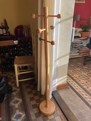 Colgador de madera con base redonda