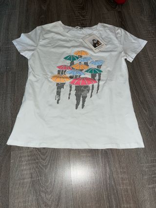 Camiseta blanca con paraguas
