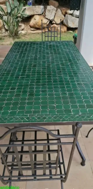 Mesa de terracota artesanal verde