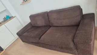 Sofá de tela marrón