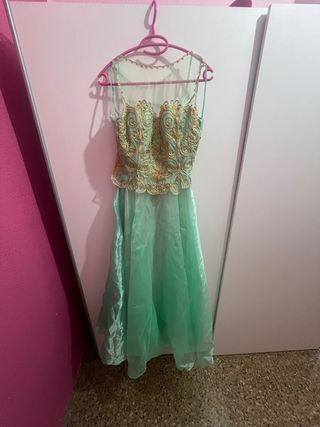 Vestido verde con bordado dorado
