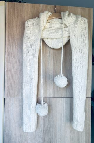 Bufanda con capucha blanca