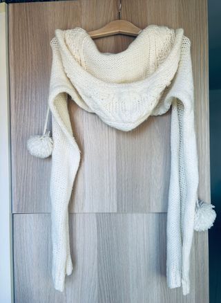 Bufanda con capucha blanca