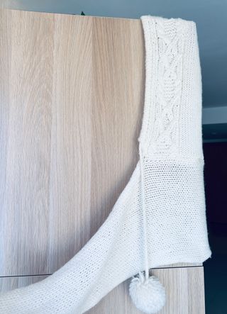 Bufanda con capucha blanca