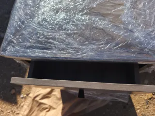 2Mesita de noche/ Auxiliar con un diseño moderno