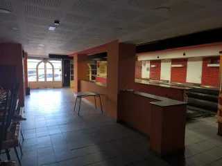 Restaurante con 2 casas