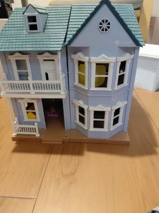 Casa de muñecas con muebles