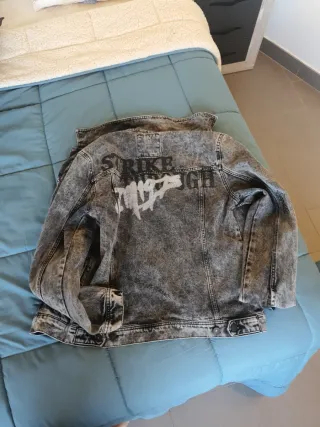 Chaqueta vaquera desgastada con letras