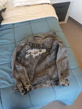 Chaqueta vaquera desgastada con letras